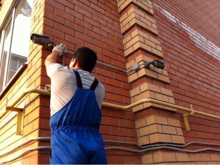 Установка камер видеонаблюдения: виды камер, выбор + монтаж и подключение своими руками