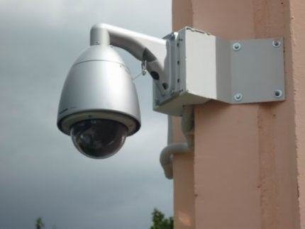 Установка камер видеонаблюдения: виды камер, выбор + монтаж и подключение своими руками