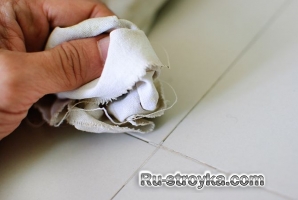 Как очистить плитку от раствора или клея.