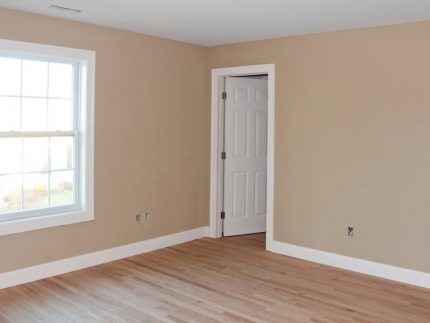 Тёплый плинтус: что собой представляют плинтусные радиаторы отопления и как их правильно монтировать